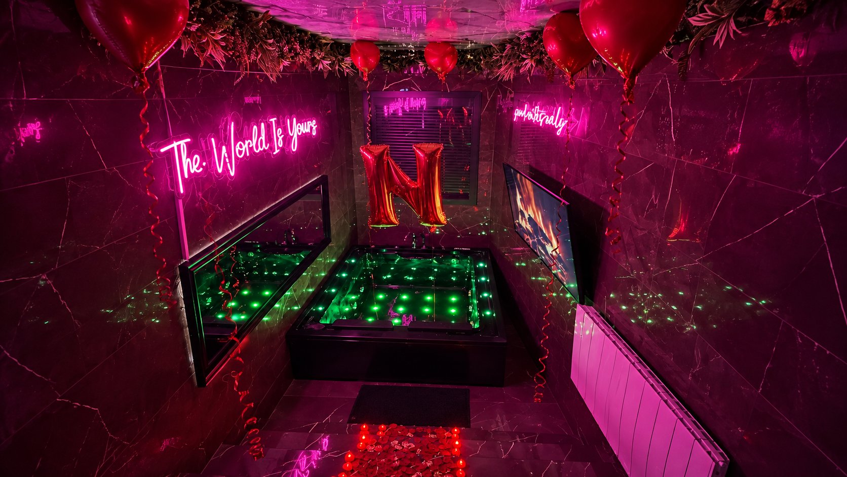 Balnéo aux LED vertes sous néons roses « The World Is Yours »