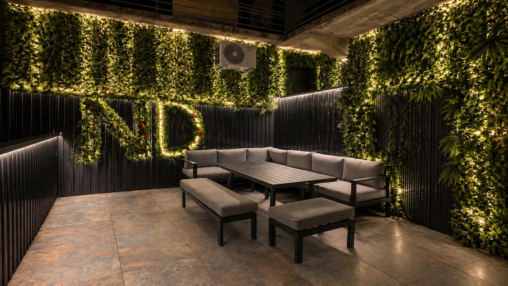 Terrasse végétale lumineuse avec initiales ND et salon extérieur