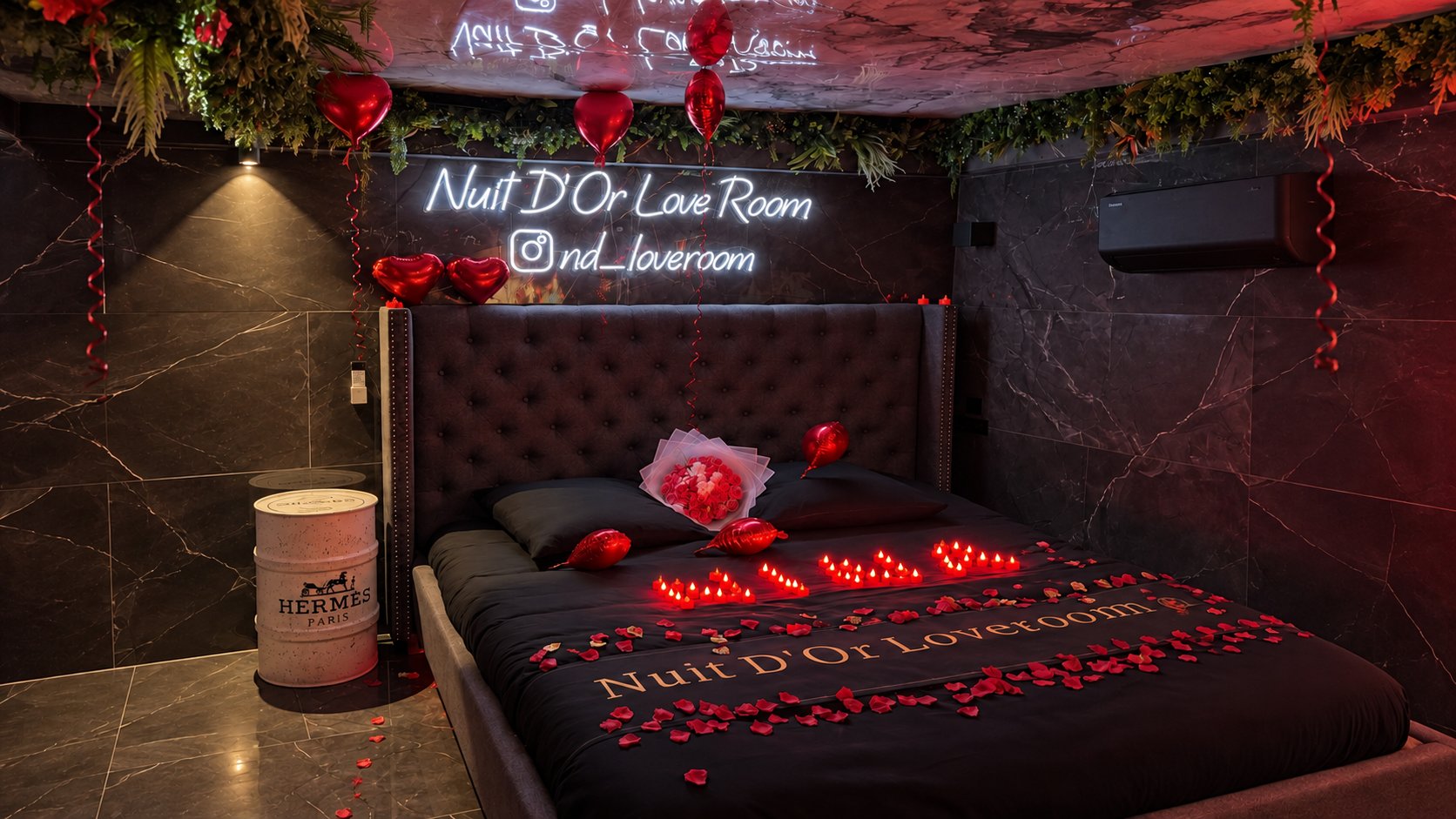 Lit king size sous le néon Nuit d’Or, bougies et pétales