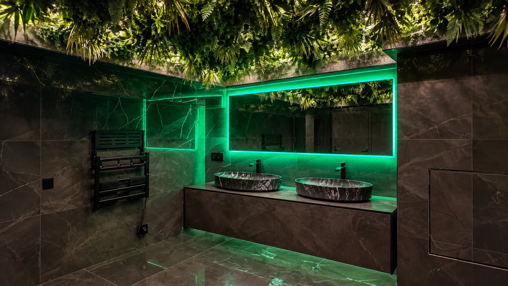 Double vasque en marbre noir, miroir LED vert et plafond végétal